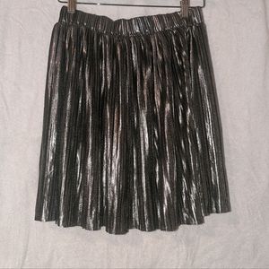 Pleated Silver stretch waist Skirt sz Smll
